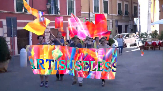 L'arte è inutile come una cannuccia annodata