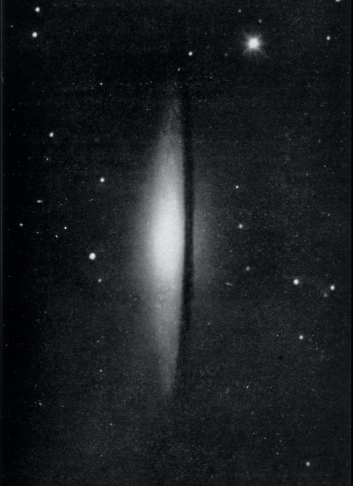 F.G. Pease, Nebulosa spirale in “Corvus”, 3 maggio 1916, Mount Wilson, Ca. (da P. Emanuelli, Il cielo e le sue meraviglie, Milano, Ulrico Hoepli, 1934, tav. 135)