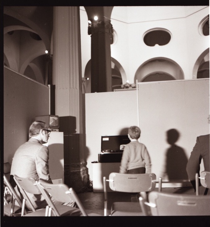 Video installation of Print-Out (per George Brecht), Milan, Rotonda di via Besana, 1971, Archive Luciano e Maud Giaccari, Varese. Photo Luciano Giaccari. Courtesy Maud Ceriotti Giaccari